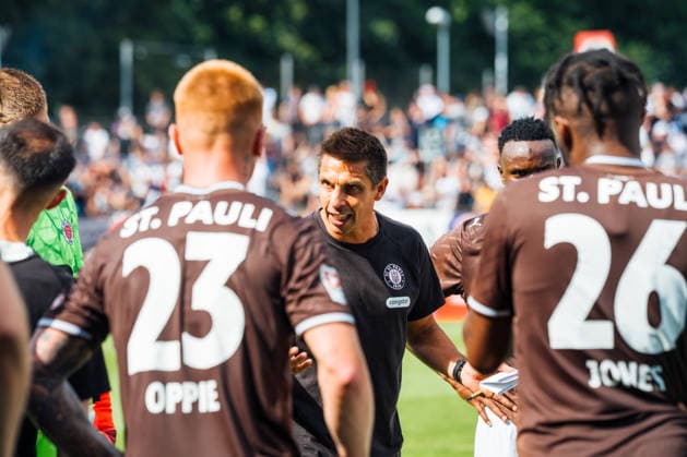 Testspiel: SV Babelsberg 03 vs. FC St. Pauli, 11.07..2026 Marcel Rapp (Trainer FC St. Pauli) hält eine emotionale Halbzeitansprache im Testspiel gegen Babelsberg *** Friendly Match: SV Babelsberg 03 vs. FC St. Pauli, July 11, 2026. Marcel Rapp, coach of FC St. Pauli, delivers an emotional halftime speech during the friendly match against Babelsberg. Copyright: xBEAUTIFULxSPORTS Schäferx