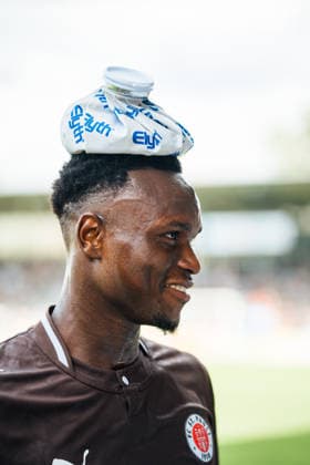 Testspiel: SV Babelsberg 03 vs. FC St. Pauli, 11.07..2026 Abdoulie Ceesay (FC St. Pauli, 9) kühlt sich in der Halbzeit nach seinem Hatrick ab *** Friendly Match: SV Babelsberg 03 vs. FC St. Pauli, July 11, 2026. Abdoulie Ceesay of FC St. Pauli (No. 9) cools off at halftime after scoring a hat trick. Copyright: xBEAUTIFULxSPORTS Schäferx
