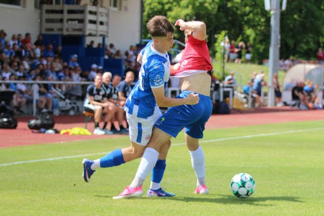 11.07.2026 Fußball Herren 2026 2027 Testspiel FC Hansa Rostock - Hvidovre IF Volksparkstadion Neuruppin Fiete Bock (Rostock, 36, blau) im Zweikampf mit Nicolai Clausen (Hvidovre, 23, rot). Neuruppin Brandenburg Deutschland *** July 11, 2026 Men s Soccer 2026–2027 Friendly Match FC Hansa Rostock vs. Hvidovre IF at Volksparkstadion Neuruppin Fiete Bock (Rostock), 36, in blue, in a tackle with Nicolai Clausen (Hvidovre), 23, in red, Neuruppin, Brandenburg, Germany