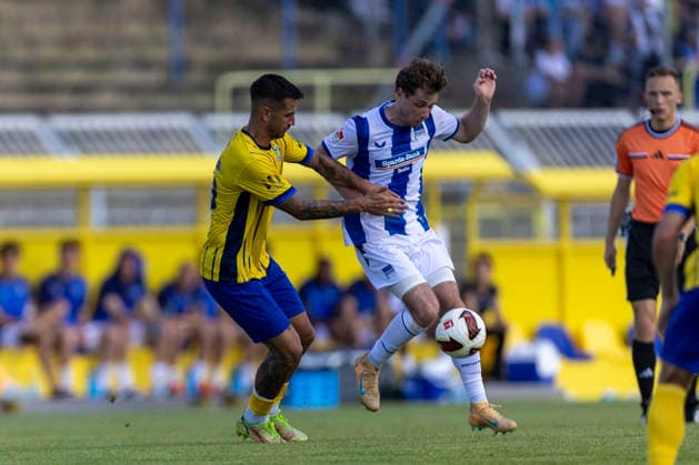 GER, Leipzig, Fussball, Testspiel, 1. FC Lokomotive Leipzig vs. Hertha BSC im Bild v.l.: Leon Jensen (Hertha BSC 05), Aktion mit Ball , Zweikampf 11.07.2026, Bruno-Plache Stadion Leipzig DFB REGULATIONS PROHIBIT ANY USE OF PHOTOGRAPHS AS IMAGE SEQUENCES AND OR QUASI-VIDEO, *** GER, Leipzig, Soccer, Friendly Match, 1 FC Lokomotive Leipzig vs. Hertha BSC (pictured, from left: Leon Jensen, Hertha BSC 05), in action with the ball, tackle, July 11, 2026, Bruno Plache Stadium, Leipzig. DFB regulations prohibit any use of photographs as image sequences and or quasi-video, Copyright: HMBxMedia PaulxFritz