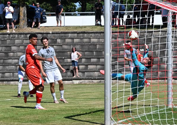 11.07.2026, xsltx, Fussball Testspiel, Eisbachtaler Sportfreunde - FSV Mainz 05 v.l. Ransford Königsdörffer (1. FSV Mainz 05) köpft zum 4:0 ein (DFL DFB REGULATIONS PROHIBIT ANY USE OF PHOTOGRAPHS as IMAGE SEQUENCES and or QUASI-VIDEO) *** July 11, 2026, xsltx, soccer exhibition match, Eisbachtaler Sportfreunde FSV Mainz 05 vs. Ransford Königsdörffer 1; FSV Mainz 05 scores with a header to make it 4–0. DFL and DFB regulations prohibit any use of photographs as image sequences and or quasi-video.