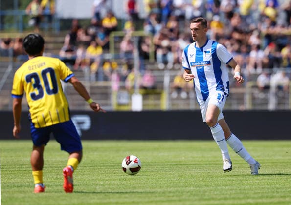 Lok Leipzig - Hertha BSC Testspiel Leipzig, 11.07.2026, Bruno-Plache-Stadion, Fussball, Testspiel , 1. FC Lok Leipzig vs. Hertha BSC Berlin , Im Bild v.l.: Eren Öztürk Oeztuerk (30, Lok) und Niklas Kolbe (27, Hertha) , Nur für journalistische Zwecke. Only for editorial use! , *** Lok Leipzig vs. Hertha BSC Friendly Match, Leipzig, July 11, 2026, Bruno Plache Stadium, Soccer, Friendly Match, 1 FC Lok Leipzig vs. Hertha BSC Berlin, Pictured from left: Eren Öztürk (Oeztuerk) 30, Lok, and Niklas Kolbe (27, Hertha), For editorial use only, Picture Point