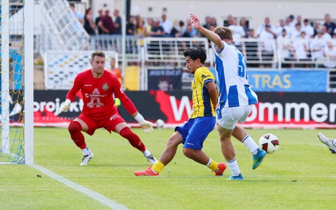 Lok Leipzig - Hertha BSC Testspiel Leipzig, 11.07.2026, Bruno-Plache-Stadion, Fussball, Testspiel , 1. FC Lok Leipzig vs. Hertha BSC Berlin , Im Bild v.l.: Torwart Andreas Naumann (1, Lok), Eren Öztürk Oeztuerk (30, Lok) und Mayson Grothe ( 50, Hertha) , Nur für journalistische Zwecke. Only for editorial use! , *** Lok Leipzig vs. Hertha BSC Friendly Match, Leipzig, July 11, 2026, Bruno Plache Stadium, Soccer, Friendly Match, 1 FC Lok Leipzig vs. Hertha BSC Berlin, Pictured from left: Goalkeeper Andreas Naumann (1), Lok; Eren Öztürk (30), Lok; and Mayson Grothe (50), Hertha, For editorial use only, Picture Point