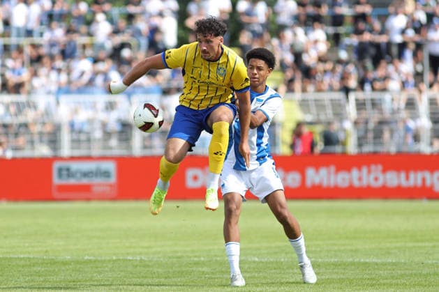 Testspiel: 1. FC Lok Leipzig - Hertha BSC Berlin, 11.07.2026 Ricky Bornschein (9, Lok Leipzig) vor Jerome Diallo (51, Hertha BSC). Fußball, Saison-Vorbereitung 2026 2027, Testspiel: 1. FC Lok Leipzig (Regionalliga Nordost) vs. Hertha BSC Berlin (2. Bundesliga) am 11.07.2026 im Bruno-Plache-Stadion, Leipzig. *** Friendly Match 1: FC Lok Leipzig vs. Hertha BSC Berlin, July 11, 2026; Ricky Bornschein 9, Lok Leipzig vs. Jerome Diallo 51, Hertha BSC Soccer, 2026–2027 Preseason, Friendly Match 1: FC Lok Leipzig (Regionalliga Nordost) vs. Hertha BSC Berlin (2. Bundesliga) on July 11, 2026, at Bruno Plache Stadium, Leipzig Copyright: xBEAUTIFULxSPORTS JanxKaeferx