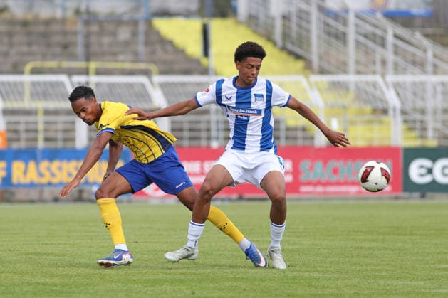 Testspiel: 1. FC Lok Leipzig - Hertha BSC Berlin, 11.07.2026 Jerome Diallo (51, Hertha BSC rechts) gegen Ayodele Adetula (11, Lok Leipzig). Fußball, Saison-Vorbereitung 2026 2027, Testspiel: 1. FC Lok Leipzig (Regionalliga Nordost) vs. Hertha BSC Berlin (2. Bundesliga) am 11.07.2026 im Bruno-Plache-Stadion, Leipzig. *** Friendly Match 1: FC Lok Leipzig vs. Hertha BSC Berlin, July 11, 2026; Jerome Diallo (51), Hertha BSC, on the right against Ayodele Adetula (11), Lok Leipzig; Soccer, 2026–2027 preseason, Friendly Match 1: FC Lok Leipzig (Regionalliga Nordost) vs. Hertha BSC Berlin (2. Bundesliga) on July 11, 2026, at Bruno Plache Stadium, Leipzig Copyright: xBEAUTIFULxSPORTS JanxKaeferx