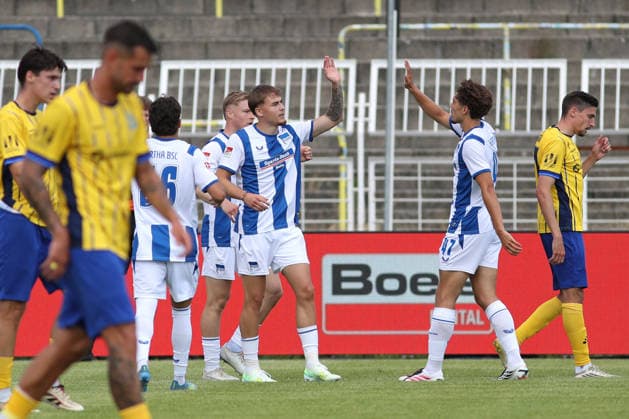 Testspiel: 1. FC Lok Leipzig - Hertha BSC Berlin, 11.07.2026 Tor-Jubel bei Marten Winkler (22, Hertha BSC). Fußball, Saison-Vorbereitung 2026 2027, Testspiel: 1. FC Lok Leipzig (Regionalliga Nordost) vs. Hertha BSC Berlin (2. Bundesliga) am 11.07.2026 im Bruno-Plache-Stadion, Leipzig. *** Friendly Match 1: FC Lok Leipzig vs. Hertha BSC Berlin, July 11, 2026; Marten Winkler (22) celebrates a goal; Hertha BSC Soccer; 2026–2027 preseason; Friendly Match 1: FC Lok Leipzig (Regionalliga Nordost) vs. Hertha BSC Berlin (2. Bundesliga) on July 11, 2026, at Bruno Plache Stadium, Leipzig Copyright: xBEAUTIFULxSPORTS JanxKaeferx