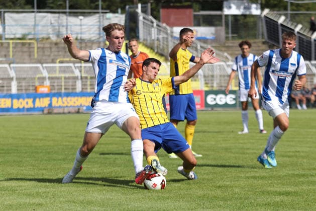 Testspiel: 1. FC Lok Leipzig - Hertha BSC Berlin, 11.07.2026 Niklas Hildebrandt (26, Hertha BSC) gegen Patrick Vuc (21, Lok Leipzig). Fußball, Saison-Vorbereitung 2026 2027, Testspiel: 1. FC Lok Leipzig (Regionalliga Nordost) vs. Hertha BSC Berlin (2. Bundesliga) am 11.07.2026 im Bruno-Plache-Stadion, Leipzig. *** Friendly Match 1: FC Lok Leipzig vs. Hertha BSC Berlin, July 11, 2026; Niklas Hildebrandt (26), Hertha BSC, vs. Patrick Vuc (21), Lok Leipzig; Soccer; 2026–2027 Preseason; Friendly Match 1: FC Lok Leipzig (Regionalliga Nordost) vs. Hertha BSC Berlin (2. Bundesliga) on July 11, 2026, at Bruno Plache Stadium, Leipzig Copyright: xBEAUTIFULxSPORTS JanxKaeferx