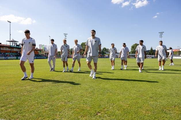 11.07.2026 - Fussball - Saison 2026 2027 - Testspiel Freundschaftsspiel Vorbereitungsspiel: SpVgg Ansbach 09 - 1. FC Nürnberg Nuernberg FCN ( Club ) - Sportfoto Zink DaMa - xdaxmax - Mannschaft Team des FCN bei Platzbesichtigung *** July 11, 2026 Soccer Season 2026–2027 Exhibition Match Friendly Match Preseason Match SpVgg Ansbach 09 vs. 1. FC Nürnberg Nuremberg FCN Club Sports Photo Zink DaMa xdaxmax FCN Team Inspecting the Field