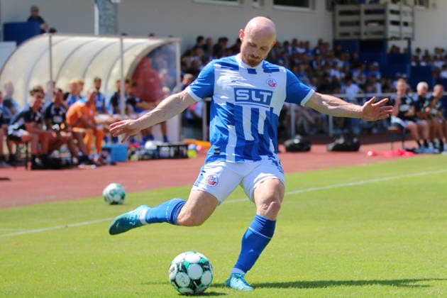11.07.2026 Fußball Herren 2026 2027 Testspiel FC Hansa Rostock - Hvidovre IF Volksparkstadion Neuruppin Maximilian Krauß (Rostock, 35, blau) am Ball. Neuruppin Brandenburg Deutschland *** July 11, 2026 Men s Soccer 2026–2027 Friendly Match FC Hansa Rostock vs. Hvidovre IF Volksparkstadion, Neuruppin Maximilian Krauß, Rostock, 35, in blue with the ball Neuruppin, Brandenburg, Germany