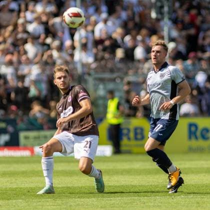 Lars Ritzka ( 21; FC St. Pauli) spielt den Ball per Volley, während Tino Schmidt ( 11; SV Babelsberg 03) den Laufweg beobachtet. Im Hintergrund ist die gut gefüllte Tribüne des Karl-Liebknecht-Stadions zu sehen. Lars Ritzka ( 21; FC St. Pauli) und Tino Schmidt ( 11; SV Babelsberg 03) im Zweikampf *** Lars Ritzka (21, FC St. Pauli) volleys the ball, while Tino Schmidt (11, SV Babelsberg 03) watches his run. In the background, the well-filled stands of the Karl Liebknecht Stadium can be seen. Lars Ritzka (21, FC St. Pauli) and Tino Schmidt (11, SV Babelsberg 03) are locked in a duel. Copyright: xspeedshotx xAndreasxTolksdorfx