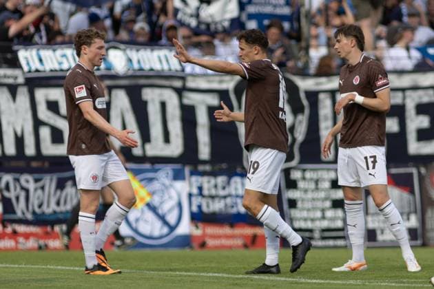 Martijn Kaars ( 19; FC St. Pauli) streckt die Hand zum High-Five aus und feiert mit Scott Banks ( 17; FC St. Pauli) und einem weiteren Mitspieler vor der Fankurve im Karl-Liebknecht-Stadion. Im Hintergrund sind die Fans des SV Babelsberg 03 mit Bannern zu sehen. Martijn Kaars ( 19; FC St. Pauli) bejubelt Tor mit Teamkollegen *** Martijn Kaars (19, FC St. Pauli) holds out his hand for a high five and celebrates with Scott Banks (17, FC St. Pauli) and another teammate in front of the fan section at Karl Liebknecht Stadium. In the background, SV Babelsberg 03 fans can be seen holding banners. Martijn Kaars (19) FC St. Pauli celebrates a goal with teammates Copyright: xspeedshotx xAndreasxTolksdorfx
