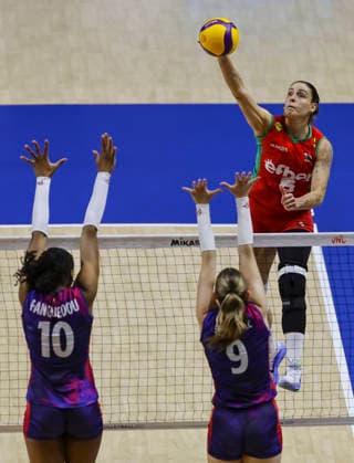 WomenÕs Volleyball Nations League - Belgrade 2026 Bulgaria s Miroslava Paskova spikes the ball against France s Nina Stojiljkovic and France s Fatoumata Fanguedou during the WomenÕs Volleyball Nations League Pool 7 match between France and Bulgaria at Belgrade Arena on July 11, 2026 in Belgrade, Serbia. Belgrade Serbia Copyright: xSrdjanxStevanovicx x