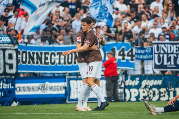 Testspiel: SV Babelsberg 03 vs. FC St. Pauli, 11.07..2026 Martijn Kaars (FC St. Pauli, 19) jubelt mit Scott Banks (FC St. Pauli, 17) über seinen Treffer *** Friendly Match: SV Babelsberg 03 vs. FC St. Pauli, July 11, 2026. Martijn Kaars (FC St. Pauli, 19) celebrates with Scott Banks (FC St. Pauli, 17) after his goal. Copyright: xBEAUTIFULxSPORTS Schäferx