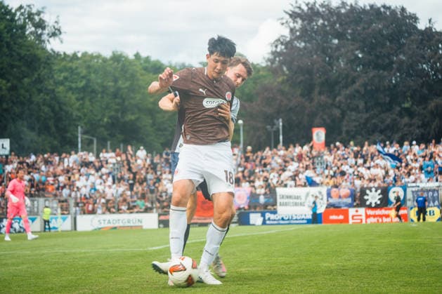 Testspiel: SV Babelsberg 03 vs. FC St. Pauli, 11.07..2026 Taichi Hara (FC St. Pauli, 18) im Zweikampf im Testspiel gegen Babelsberg *** Friendly Match: SV Babelsberg 03 vs. FC St. Pauli, July 11, 2026 Taichi Hara (FC St. Pauli), No. 18, in a tackle during the friendly match against Babelsberg Copyright: xBEAUTIFULxSPORTS Schäferx