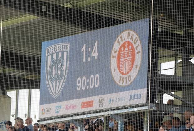 Fußball, Herren, Saison 2026 2027, Testspiel, SV Babelsberg 03 - FC St. Pauli, Anzeigetafel mit 1:4-Endstand, 11.07. 2026, *** Soccer, Men s, 2026–2027 Season, Friendly Match, SV Babelsberg 03 vs. FC St. Pauli, Scoreboard showing a final score of 1–4, July 11, 2026, Copyright: xMatthiasxKochx