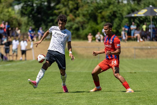 Berke Altintas (SGM Langenau, 07) nimmt Ball aus der Luft an daneben Marcel Costly (FC Heidenheim, 24), GER, SGM Langenau vs. 1.FC Heidenheim, Fussball, Testspiel, Saison 2026 2027, 11.07.2026, DFL DFB REGULATIONS PROHIBIT ANY USE OF PHOTOGRAPHS AS IMAGE SEQUENCES AND OR QUASI-VIDEO, GER, SGM Langenau vs. 1.FC Heidenheim, Fussball, Testspiel, Saison 2026 2027, 11.07.2026 Langenau *** Berke Altintas (SGM Langenau, 07) catches the ball in midair, with Marcel Costly (FC Heidenheim, 24) nearby, GER, SGM Langenau vs. 1 FC Heidenheim, Soccer, Friendly, 2026–2027 Season, July 11, 2026, DFL and DFB regulations prohibit any use of photographs as image sequences and or quasi-video, GER, SGM Langenau vs. 1 FC Heidenheim, soccer, friendly match, 2026–2027 season, July 11, 2026, Langenau Copyright: xEibner-Pressefoto JanixPlessx EP_JPL