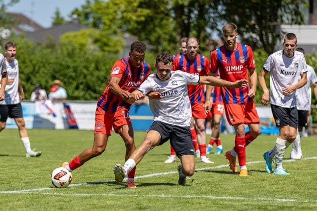 Marcel Costly (FC Heidenheim, 24) im Zweikampf nach der Ecke, GER, SGM Langenau vs. 1.FC Heidenheim, Fussball, Testspiel, Saison 2026 2027, 11.07.2026, DFL DFB REGULATIONS PROHIBIT ANY USE OF PHOTOGRAPHS AS IMAGE SEQUENCES AND OR QUASI-VIDEO, GER, SGM Langenau vs. 1.FC Heidenheim, Fussball, Testspiel, Saison 2026 2027, 11.07.2026 Langenau *** Marcel Costly, FC Heidenheim, 24, in a tackle following a corner kick, GER, SGM Langenau vs. 1 FC Heidenheim, soccer, friendly match, 2026–2027 season, July 11, 2026, DFL and DFB regulations prohibit any use of photographs as image sequences and or quasi-video, GER, SGM Langenau vs. 1 FC Heidenheim, soccer, friendly match, 2026–2027 season, July 11, 2026, Langenau Copyright: xEibner-Pressefoto JanixPlessx EP_JPL