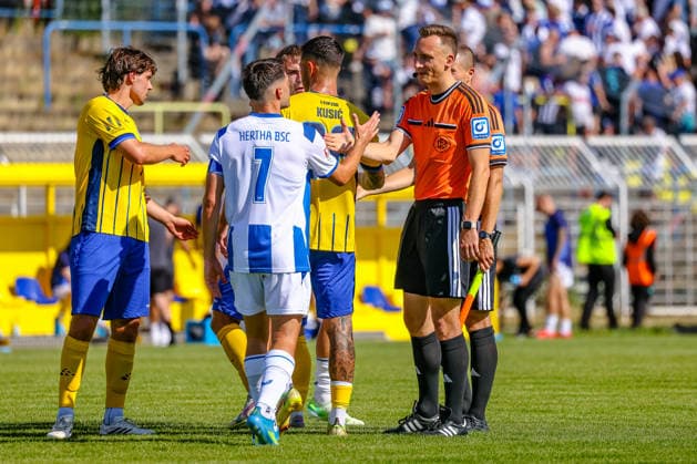 Josip Brekalo (Hertha BSC, 07) und Leipziger um Filip Kusic (1. FC Lokomotive Leipzig, 36) abklatschen mit Benjamin Strebinger (Schiedsrichter, DFB), 1. FC Lokomotive Leipzig vs Hertha BSC Berlin, Fussball, Testspiel, Saison 2026 27, 11.07.2026,¨ DFL REGULATIONS PROHIBIT ANY USE OF PHOTOGRAPHS AS IMAGE SEQUENCES AND OR QUASI-VIDEO,¨ 1. FC Lokomotive Leipzig vs Hertha BSC Berlin, Fussball, Testspiel, Saison 2026 27, 11.07.2026 Leipzig *** Josip Brekalo (Hertha BSC, 07) and the Leipzig players led by Filip Kusic (1 FC Lokomotive Leipzig, 36) high-five referee Benjamin Strebinger (DFB), 1 FC Lokomotive Leipzig vs. Hertha BSC Berlin, soccer, friendly match, 2026–27 season, July 11, 2026, DFL regulations prohibit any use of photographs as image sequences and or quasi-video, 1 FC Lokomotive Leipzig vs. Hertha BSC Berlin, soccer, friendly match, 2026–27 season, July 11, 2026, Leipzig Copyright: xEibner-Pressefoto LauraxRoemerx EP_LRR