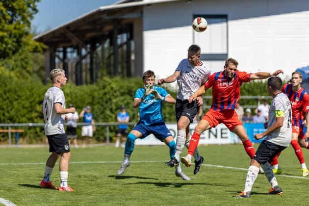 Tim Siersleben (FC Heidenheim, 04) hat im Kopfballduell das Nachsehen, GER, SGM Langenau vs. 1.FC Heidenheim, Fussball, Testspiel, Saison 2026 2027, 11.07.2026, DFL DFB REGULATIONS PROHIBIT ANY USE OF PHOTOGRAPHS AS IMAGE SEQUENCES AND OR QUASI-VIDEO, GER, SGM Langenau vs. 1.FC Heidenheim, Fussball, Testspiel, Saison 2026 2027, 11.07.2026 Langenau *** Tim Siersleben of FC Heidenheim 04 comes up short in a header duel, GER, SGM Langenau vs. 1 FC Heidenheim, Soccer, Friendly Match, 2026–2027 Season, July 11, 2026, DFL and DFB regulations prohibit any use of photographs as image sequences and or quasi-video, GER, SGM Langenau vs. 1 FC Heidenheim, soccer, friendly match, 2026–2027 season, July 11, 2026, Langenau Copyright: xEibner-Pressefoto JanixPlessx EP_JPL