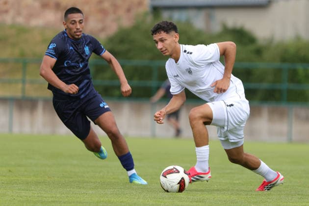 11.07.2026, Fussball, Saison 2026 2027, Testspiel: Chemnitzer FC - FC Schweinfurt 05 Von links: Amadeus Zamora Gonzalez (Chemnitzer FC, 13) gegen Mustafa Alper Özden (FC Schweinfurt 05, 20) Frankenberg Jahnkampfbahn Sachsen Deutschland *** July 11, 2026, Soccer, 2026–2027 season, Friendly Match: Chemnitzer FC vs. FC Schweinfurt 05. From left: Amadeus Zamora Gonzalez (Chemnitzer FC, No. 13) and Mustafa Alper Özden (FC Schweinfurt 05, No. 20). Frankenberg Jahnkampfbahn, Saxony, Germany
