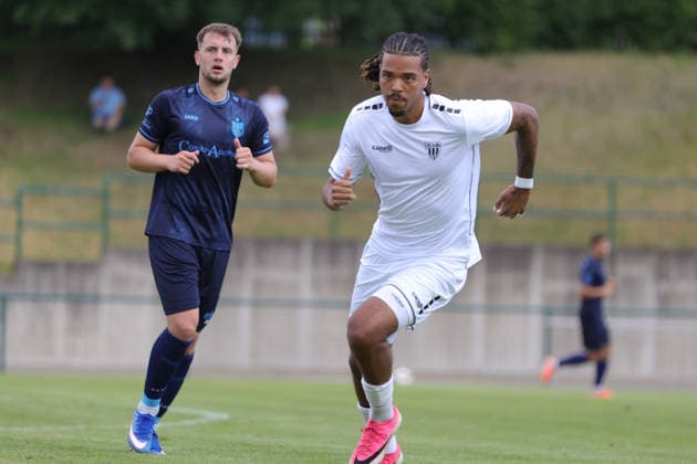 11.07.2026, Fussball, Saison 2026 2027, Testspiel: Chemnitzer FC - FC Schweinfurt 05 Morris Adelabu (FC Schweinfurt 05, 27), Einzelbild Frankenberg Jahnkampfbahn Sachsen Deutschland *** July 11, 2026, Soccer, 2026–2027 Season, Friendly Match: Chemnitzer FC vs. FC Schweinfurt 05, Morris Adelabu, FC Schweinfurt 05, 27, Single Photo, Frankenberg Jahnkampfbahn, Saxony, Germany