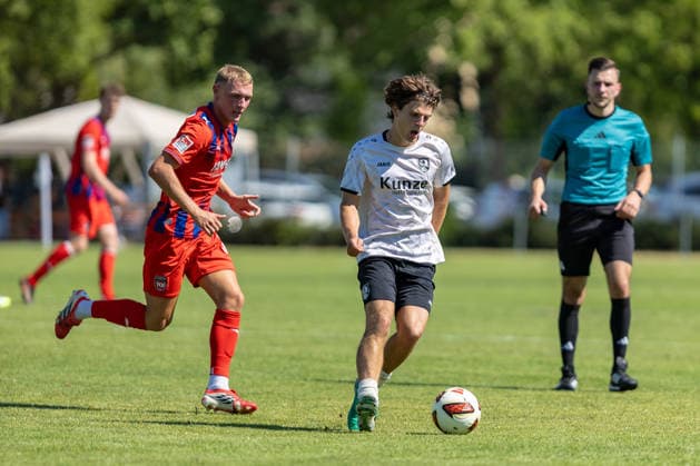Micha Hesser (SGM Langenau, 21) spielt vor Luka Janes (FC Heidenheim, 36) den Ball, GER, SGM Langenau vs. 1.FC Heidenheim, Fussball, Testspiel, Saison 2026 2027, 11.07.2026, DFL DFB REGULATIONS PROHIBIT ANY USE OF PHOTOGRAPHS AS IMAGE SEQUENCES AND OR QUASI-VIDEO, GER, SGM Langenau vs. 1.FC Heidenheim, Fussball, Testspiel, Saison 2026 2027, 11.07.2026 Langenau *** Micha Hesser (SGM Langenau, 21) plays the ball past Luka Janes (FC Heidenheim, 36), GER, SGM Langenau vs. 1. FC Heidenheim, soccer, friendly match, 2026–2027 season, July 11, 2026, DFL and DFB regulations prohibit any use of photographs as image sequences and or quasi-video, GER, SGM Langenau vs. 1 FC Heidenheim, soccer, friendly match, 2026–2027 season, July 11, 2026, Langenau Copyright: xEibner-Pressefoto JanixPlessx EP_JPL