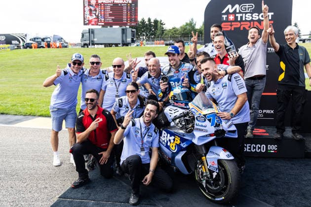 GER, Großer Preis von Deutschland, MotoGP. 11. Lauf, FIM Motorrad-Weltmeisterschaft. 11.07.2026, Sachsenring, Hohenstein-Ernstthal, GER, Großer Preis von Deutschland, MotoGP. 11. Lauf, FIM Motorrad-Weltmeisterschaft. 2. Platz im Sprintrennen 73, Alex Marquez, BK8 Gresini Racing MotoGP mit seinem Team Â Foto: Alexander Trienitz Hohenstein-Ernstthal Sachsenring Sachsen Deutschland *** GER, German Grand Prix, MotoGP Round 11, FIM Motorcycle World Championship, July 11, 2026, Sachsenring, Hohenstein Ernstthal, GER, German Grand Prix, MotoGP Round 11, FIM Motorcycle World Championship, 2nd place in the sprint race 73, Alex Marquez, BK8 Gresini Racing MotoGP with his team. Photo by Alexander Trienitz, Hohenstein Ernstthal, Sachsenring, Saxony, Germany