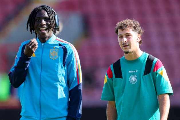 Ousmane Diallo (Spain) und Taycan Etcibasi (Germany) unterhalten sich, UEFA European Under-19 Championship 2026 Final, Spain v Germany, Racecourse Ground am 11. July 2026 in Wrexham, Vereinigtes Königreich. (Foto von Marco Steinbrenner DeFodi Images) Ousmane Diallo (Spain) und Taycan Etcibasi (Germany) talk together, UEFA European Under-19 Championship 2026 Final, Spain v Germany, Racecourse Ground, July 11, 2026 in Wrexham, United Kingdom. (Photo by Marco Steinbrenner DeFodi Images) - *** Ousmane Diallo (Spain) and Taycan Etcibasi (Germany) chat during the 2026 UEFA European Under-19 Championship Final, Spain vs. Germany, Racecourse Ground on July 11, 2026, in Wrexham, United Kingdom. Photo by Marco Steinbrenner, DeFodi Images. Ousmane Diallo (Spain) and Taycan Etcibasi (Germany) talk together, 2026 UEFA European Under-19 Championship Final, Spain vs. Germany, Racecourse Ground, July 11, 2026, in Wrexham, United Kingdom. Photo by Marco Steinbrenner, DeFodi Images