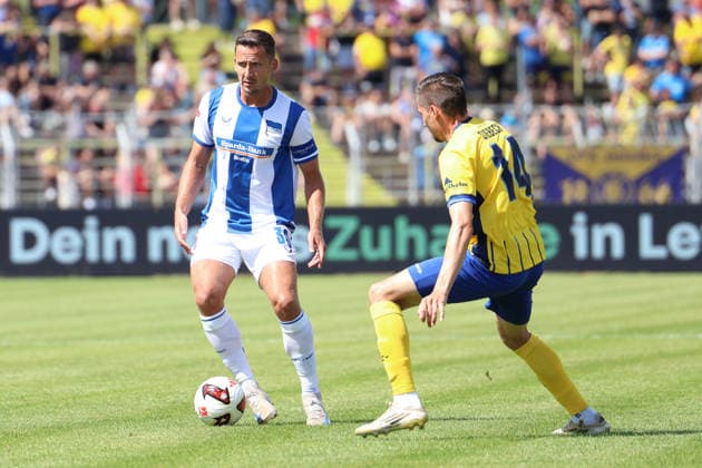 Deutschland: Freundschaftsspiel 2026 - 2027, Lok Leipzig gegen Hertha BSC , Bruno-Plache-Stadion (Leipzig): Paul Seguin (Hertha BSC, 30) am Ball *** Germany Friendly Match 2026 2027, Lok Leipzig vs. Hertha BSC, Bruno Plache Stadium, Leipzig; Paul Seguin, Hertha BSC, 30 on the ball Copyright: xx