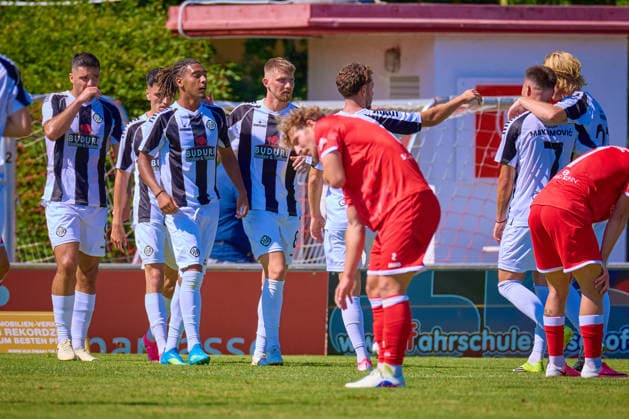 Freude beim Team des VfR Aalen ueber den 2:1 Siegtreffer von Melvin Onos (VfR Aalen, 40) GER, 1. FC Normannia Gmuend vs. VfR Aalen, Fussball, Freundschaftsspiel, Herren, 11.07.2026 GER, 1. FC Normannia Gmuend vs. VfR Aalen, Fussball, Freundschaftsspiel, Herren, 11.07.2026 Schwaebisch Gmünd *** The VfR Aalen team celebrates Melvin Ono s 2-1 winning goal. VfR Aalen, 40 GER, 1 FC Normannia Gmünd vs. VfR Aalen, Soccer, Friendly Match, Men s, July 11, 2026 GER, 1 FC Normannia Gmünd vs. VfR Aalen, soccer, friendly match, men’s, July 11, 2026 Schwäbisch Gmünd Copyright: xEibner-Pressefoto GeraldxOelze-dexStoppanyx EP_ODS