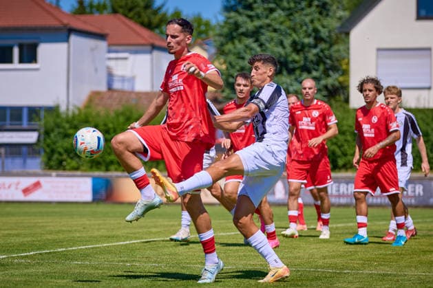 Zweikampf zwischen Bleart Dautaj (1. FC Normannia Gmuend, 27) und Dean Melo (VfR Aalen, 18) GER, 1. FC Normannia Gmuend vs. VfR Aalen, Fussball, Freundschaftsspiel, Herren, 11.07.2026 GER, 1. FC Normannia Gmuend vs. VfR Aalen, Fussball, Freundschaftsspiel, Herren, 11.07.2026 Schwaebisch Gmünd *** Tackle between Bleart Dautaj (1 FC Normannia Gmuend, 27) and Dean Melo (VfR Aalen, 18) GER, 1 FC Normannia Gmuend vs. VfR Aalen, Soccer, Friendly Match, Men s, July 11, 2026 GER, 1 FC Normannia Gmünd vs. VfR Aalen, soccer, friendly match, men’s, July 11, 2026 Schwäbisch Gmünd Copyright: xEibner-Pressefoto GeraldxOelze-dexStoppanyx EP_ODS