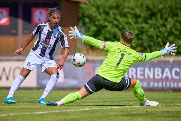 Torchance Melvin Onos (VfR Aalen, 40) gegen Yannik Ellermann (1. FC Normannia Gmuend, 01) GER, 1. FC Normannia Gmuend vs. VfR Aalen, Fussball, Freundschaftsspiel, Herren, 11.07.2026 GER, 1. FC Normannia Gmuend vs. VfR Aalen, Fussball, Freundschaftsspiel, Herren, 11.07.2026 Schwaebisch Gmünd *** Scoring chance: Melvin Onos (VfR Aalen), 40, against Yannik Ellermann (1 FC Normannia Gmünd), 01 GER, 1 FC Normannia Gmünd vs. VfR Aalen, soccer, friendly match, men s, July 11, 2026, Germany, 1 FC Normannia Gmünd vs. VfR Aalen, Soccer, Friendly Match, Men’s, July 11, 2026, Schwäbisch Gmünd Copyright: xEibner-Pressefoto GeraldxOelze-dexStoppanyx EP_ODS