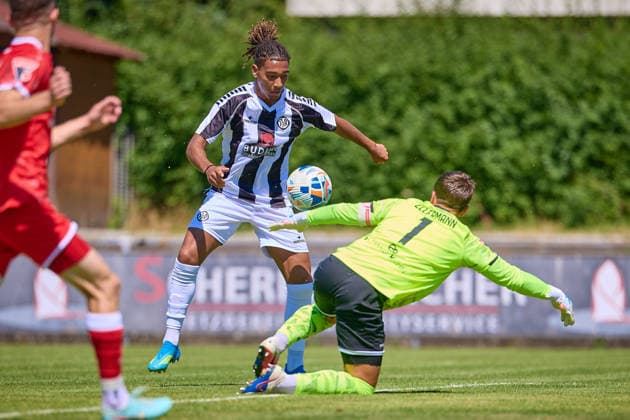Torchance Melvin Onos (VfR Aalen, 40) gegen Yannik Ellermann (1. FC Normannia Gmuend, 01) GER, 1. FC Normannia Gmuend vs. VfR Aalen, Fussball, Freundschaftsspiel, Herren, 11.07.2026 GER, 1. FC Normannia Gmuend vs. VfR Aalen, Fussball, Freundschaftsspiel, Herren, 11.07.2026 Schwaebisch Gmünd *** Scoring chance: Melvin Onos (VfR Aalen), 40, against Yannik Ellermann (1 FC Normannia Gmünd), 01 GER, 1 FC Normannia Gmünd vs. VfR Aalen, soccer, friendly match, men s, July 11, 2026, Germany, 1 FC Normannia Gmünd vs. VfR Aalen, Soccer, Friendly Match, Men’s, July 11, 2026, Schwäbisch Gmünd Copyright: xEibner-Pressefoto GeraldxOelze-dexStoppanyx EP_ODS