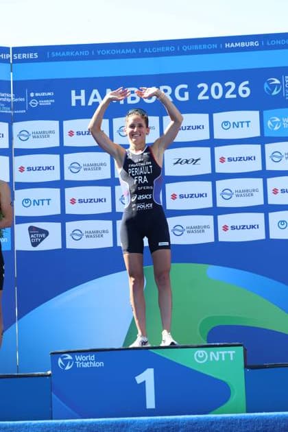 Startnummer 5 jubelt auf dem Siegerpodest beim World Triathlon Championship Series Event in Hamburg. Die Athletin präsentiert ihre Goldmedaille auf der obersten Stufe des Podiums an der Binnenalster, Leonie Periault ( 5, Elite Frauen), Startnummer 5 gewinnt Triathlon Hamburg 2026, Leonie Periault 5, *** Athlete No. 5 celebrates on the winner s podium at the World Triathlon Championship Series event in Hamburg. The athlete displays her gold medal on the top step of the podium at the Binnenalster. Leonie Periault 5, Elite Women, Athlete No. 5, wins the 2026 Hamburg Triathlon, Leonie Periault 5, Copyright: xspeedshotx xSarahxWolfx
