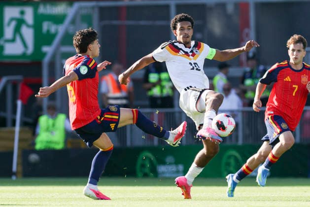 Xavi Espart (Spain) und Francis Onyeka (Germany) kaempfen um den Ball, UEFA European Under-19 Championship 2026 Final, Spain v Germany, Racecourse Ground am 11. July 2026 in Wrexham, Vereinigtes Königreich. (Foto von Marco Steinbrenner DeFodi Images) Xavi Espart (Spain) und Francis Onyeka (Germany) battle for the ball, UEFA European Under-19 Championship 2026 Final, Spain v Germany, Racecourse Ground, July 11, 2026 in Wrexham, United Kingdom. (Photo by Marco Steinbrenner DeFodi Images) - *** Xavi Espart (Spain) and Francis Onyeka (Germany) battle for the ball, 2026 UEFA European Under-19 Championship Final, Spain vs. Germany, Racecourse Ground on July 11, 2026, in Wrexham, United Kingdom. Photo by Marco Steinbrenner, DeFodi Images. Xavi Espart (Spain) and Francis Onyeka (Germany) battle for the ball, 2026 UEFA European Under-19 Championship Final, Spain vs. Germany, Racecourse Ground, July 11, 2026, in Wrexham, United Kingdom. Photo by Marco Steinbrenner, DeFodi Images