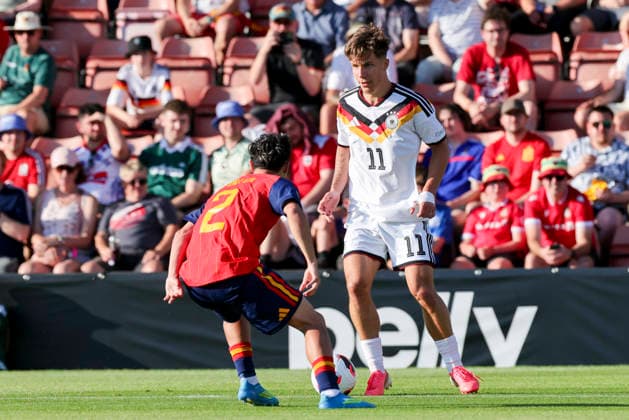 Jesus Fortea (Spain) und Moritz Reimers (Germany) kaempfen um den Ball, UEFA European Under-19 Championship 2026 Final, Spain v Germany, Racecourse Ground am 11. July 2026 in Wrexham, Vereinigtes Königreich. (Foto von Marco Steinbrenner DeFodi Images) Jesus Fortea (Spain) und Moritz Reimers (Germany) battle for the ball, UEFA European Under-19 Championship 2026 Final, Spain v Germany, Racecourse Ground, July 11, 2026 in Wrexham, United Kingdom. (Photo by Marco Steinbrenner DeFodi Images) - *** Jesus Fortea (Spain) and Moritz Reimers (Germany) battle for the ball, 2026 UEFA European Under-19 Championship Final, Spain vs. Germany, Racecourse Ground on July 11, 2026, in Wrexham, United Kingdom. Photo by Marco Steinbrenner, DeFodi Images. Jesus Fortea (Spain) and Moritz Reimers (Germany) battle for the ball, 2026 UEFA European Under-19 Championship Final, Spain vs. Germany, Racecourse Ground, July 11, 2026, in Wrexham, United Kingdom. Photo by Marco Steinbrenner, DeFodi Images