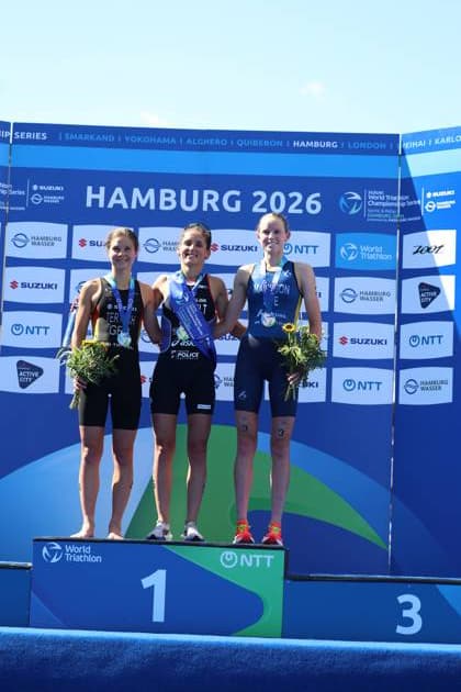Siegerehrung beim Suzuki World Triathlon Championship Series Hamburg 2026 am Jungfernstieg: Leonie Periault (Elite Frauen) holt sich den Sieg vor Lisa Tertsch (Elite Frauen) und Tilda Mansson (Elite Frauen) *** Awards Ceremony at the 2026 Suzuki World Triathlon Championship Series in Hamburg at Jungfernstieg: Leonie Periault (Elite Women) takes the win ahead of Lisa Tertsch (Elite Women) and Tilda Mansson (Elite Women) Copyright: xspeedshotx xSarahxWolfx