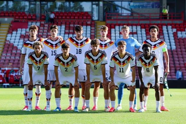 Otto Stange (Germany), Luca Erlein (Germany), Mirza Catovic (Germany), Mick Schmetgens (Germany), Torhueter Florian Hellstern (Germany), Francis Onyeka (Germany), Montrell Culbreath (Germany), Rafael Pinto Pedrosa (Germany), Ben Nink (Germany), Moritz Reimers (Germany) und Boris Lum (Germany) stellen sich zum Mannschaftsfoto auf, UEFA European Under-19 Championship 2026 Final, Spain v Germany, Racecourse Ground am 11. July 2026 in Wrexham, Vereinigtes Königreich. (Foto von Marco Steinbrenner DeFodi Images) Otto Stange (Germany), Luca Erlein (Germany), Mirza Catovic (Germany), Mick Schmetgens (Germany), Torhueter Florian Hellstern (Germany), Francis Onyeka (Germany), Montrell Culbreath (Germany), Rafael Pinto Pedrosa (Germany), Ben Nink (Germany), Moritz Reimers (Germany) und Boris Lum (Germany) pose for a team photo, UEFA European Under-19 Championship 2026 Final, Spain v Germany, Racecourse Ground, July 11, 2026 in Wrexham, United Kingdom. (Photo by Marco Steinbrenner DeFodi Images) - *** Otto Stange (Germany), Luca Erlein (Germany), Mirza Catovic (Germany), Mick Schmetgens (Germany), Goalkeeper Florian Hellstern (Germany), Francis Onyeka (Germany), Montrell Culbreath (Germany), Rafael Pinto Pedrosa (Germany), Ben Nink (Germany), Moritz Reimers (Germany) and Boris Lum (Germany) pose for the team photo, 2026 UEFA European Under-19 Championship Final, Spain vs. Germany, Racecourse Ground on July 11, 2026, in Wrexham, United Kingdom. Photo by Marco Steinbrenner, DeFodi Images. Otto Stange (Germany), Luca Erlein (Germany), Mirza Catovic (Germany), Mick Schmetgens (Germany), goalkeeper Florian Hellstern (Germany), Francis Onyeka (Germany), Montrell Culbreath (Germany), Rafael Pinto Pedrosa (Germany), Ben Nink (Germany), Moritz Reimers (Germany), and Boris Lum (Germany) pose for a team photo, 2026 UEFA European Under-19 Championship Final, Spain vs. Germany, Racecourse Ground, July 11, 2026, in Wrexham, United Kingdom. Photo by Marco Steinbrenner, DeFodi Images