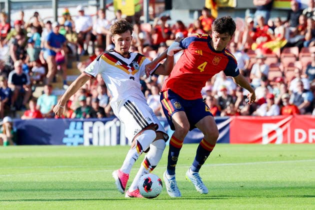 Otto Stange (Germany) und Mario Rivas (Spain) kaempfen um den Ball, UEFA European Under-19 Championship 2026 Final, Spain v Germany, Racecourse Ground am 11. July 2026 in Wrexham, Vereinigtes Königreich. (Foto von Marco Steinbrenner DeFodi Images) Otto Stange (Germany) und Mario Rivas (Spain) battle for the ball, UEFA European Under-19 Championship 2026 Final, Spain v Germany, Racecourse Ground, July 11, 2026 in Wrexham, United Kingdom. (Photo by Marco Steinbrenner DeFodi Images) - *** Otto Stange (Germany) and Mario Rivas (Spain) battle for the ball, 2026 UEFA European Under-19 Championship Final, Spain vs. Germany, Racecourse Ground on July 11, 2026, in Wrexham, United Kingdom. Photo by Marco Steinbrenner, DeFodi Images. Otto Stange (Germany) and Mario Rivas (Spain) battle for the ball, 2026 UEFA European Under-19 Championship Final, Spain vs. Germany, Racecourse Ground, July 11, 2026, in Wrexham, United Kingdom. Photo by Marco Steinbrenner, DeFodi Images