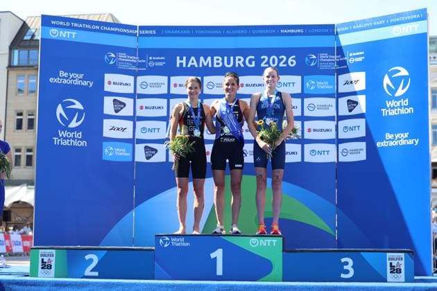 Startnummer 3 auf dem Siegerpodest der World Triathlon Championship Series in Hamburg. Startnummer 4 und Startnummer 5 komplettieren das Podium. Startnummer 3 gewinnt World Triathlon Championship Series Hamburg 2026 *** Race number 3 on the winner s podium at the World Triathlon Championship Series in Hamburg; race numbers 4 and 5 round out the podium; race number 3 wins the 2026 World Triathlon Championship Series in Hamburg Copyright: xspeedshotx xSarahxWolfx