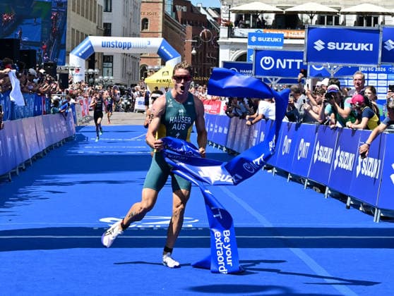 11.07.2026, GER, Triathlon, Hamburg Wasser World Triathlon, Elite, Maenner, Hamburg Sieger Matthew Hauser (AUS) laeuft durch ds Ziel *** July 11, 2026, GER, Triathlon, Hamburg Wasser World Triathlon, Elite, Men, Hamburg winner Matthew Hauser (AUS) crosses the finish line nordphotoxGmbH xWitke nph00002
