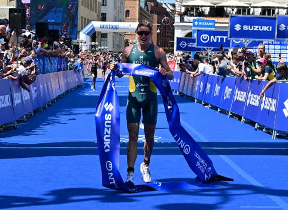 11.07.2026, GER, Triathlon, Hamburg Wasser World Triathlon, Elite, Maenner, Hamburg Sieger Matthew Hauser (AUS) laeuft durch ds Ziel *** July 11, 2026, GER, Triathlon, Hamburg Wasser World Triathlon, Elite, Men, Hamburg winner Matthew Hauser (AUS) crosses the finish line nordphotoxGmbH xWitke nph00002