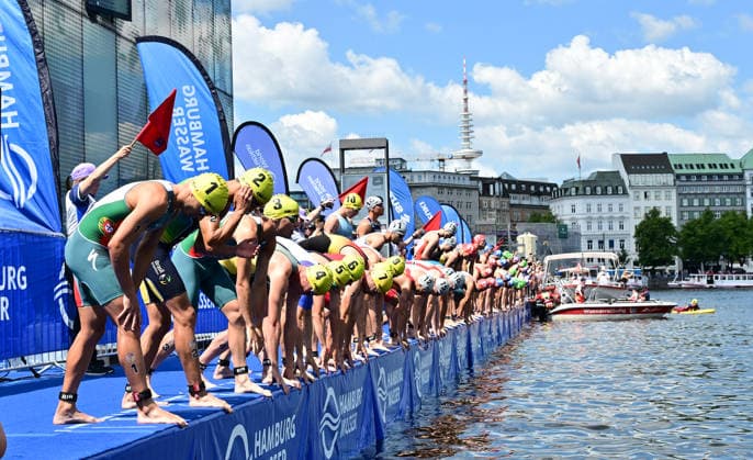 11.07.2026, GER, Triathlon, Hamburg Wasser World Triathlon, Elite, Maenner, Hamburg Start der Maenner am Jungerstieg in die Alster *** July 11, 2026, GER, Triathlon, Hamburg Wasser World Triathlon, Elite, Men, Hamburg: Men s race starts at Jungerstieg and heads into the Alster nordphotoxGmbH xWitke nph00002