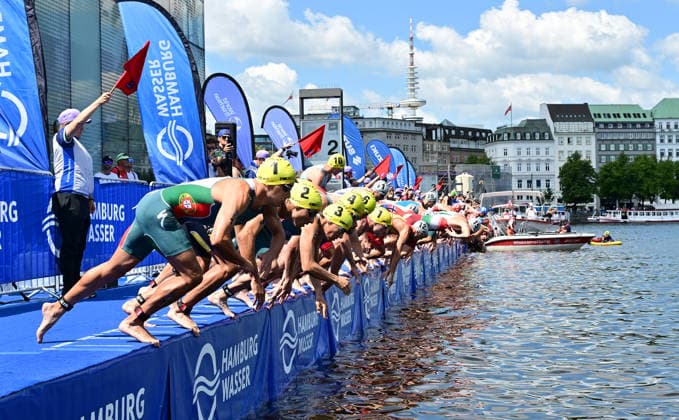 11.07.2026, GER, Triathlon, Hamburg Wasser World Triathlon, Elite, Maenner, Hamburg Start der Maenner am Jungerstieg in die Alster *** July 11, 2026, GER, Triathlon, Hamburg Wasser World Triathlon, Elite, Men, Hamburg: Men s race starts at Jungerstieg and heads into the Alster nordphotoxGmbH xWitke nph00002