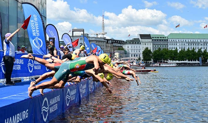 11.07.2026, GER, Triathlon, Hamburg Wasser World Triathlon, Elite, Maenner, Hamburg Start der Maenner am Jungerstieg in die Alster *** July 11, 2026, GER, Triathlon, Hamburg Wasser World Triathlon, Elite, Men, Hamburg: Men s race starts at Jungerstieg and heads into the Alster nordphotoxGmbH xWitke nph00002