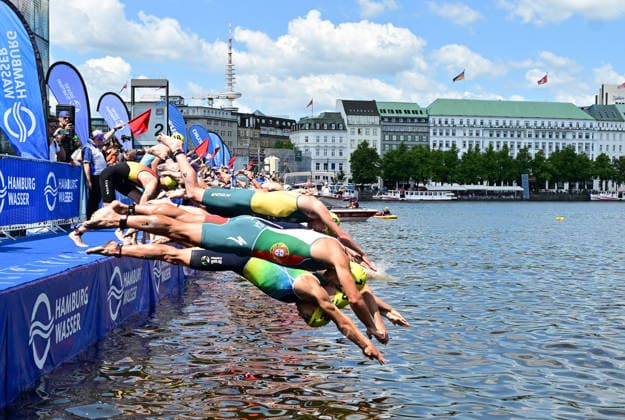 11.07.2026, GER, Triathlon, Hamburg Wasser World Triathlon, Elite, Maenner, Hamburg Start der Maenner am Jungerstieg in die Alster *** July 11, 2026, GER, Triathlon, Hamburg Wasser World Triathlon, Elite, Men, Hamburg: Men s race starts at Jungerstieg and heads into the Alster nordphotoxGmbH xWitke nph00002