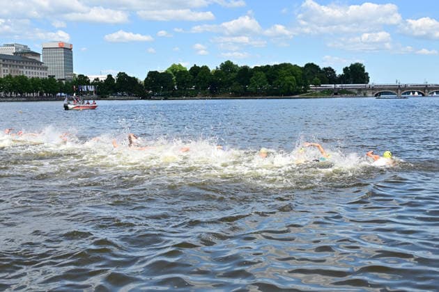 11.07.2026, GER, Triathlon, Hamburg Wasser World Triathlon, Elite, Maenner, Hamburg Start der Maenner am Jungerstieg in die Alster *** July 11, 2026, GER, Triathlon, Hamburg Wasser World Triathlon, Elite, Men, Hamburg: Men s race starts at Jungerstieg and heads into the Alster nordphotoxGmbH xWitke nph00002