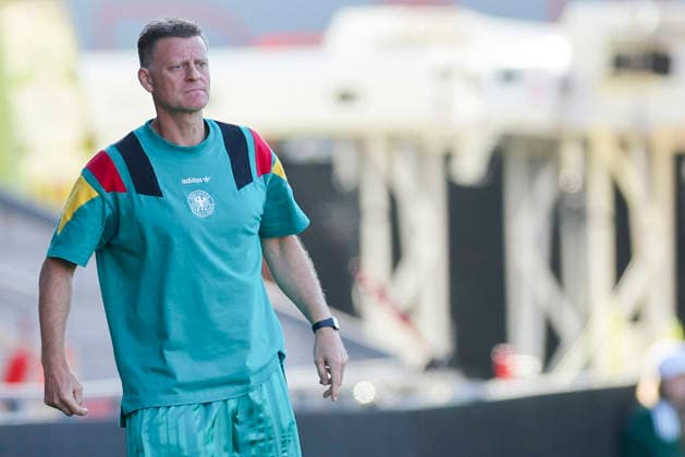 Trainer Christian Woerns (Germany) schaut enttaeuscht, UEFA European Under-19 Championship 2026 Final, Spain v Germany, Racecourse Ground am 11. July 2026 in Wrexham, Vereinigtes Königreich. (Foto von Marco Steinbrenner DeFodi Images) Trainer Christian Woerns (Germany) looks dejected, UEFA European Under-19 Championship 2026 Final, Spain v Germany, Racecourse Ground, July 11, 2026 in Wrexham, United Kingdom. (Photo by Marco Steinbrenner DeFodi Images) - *** Coach Christian Woerns of Germany looks disappointed, 2026 UEFA European Under-19 Championship Final, Spain vs. Germany, Racecourse Ground on July 11, 2026, in Wrexham, United Kingdom. Photo by Marco Steinbrenner, DeFodi Images. Coach Christian Woerns of Germany looks dejected, UEFA European Under-19 Championship 2026 Final, Spain vs. Germany, Racecourse Ground, July 11, 2026, in Wrexham, United Kingdom. Photo by Marco Steinbrenner, DeFodi Images