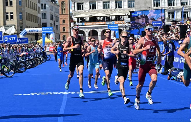 11.07.2026, GER, Triathlon, Hamburg Wasser World Triathlon, Elite, Maenner, Hamburg die Maenner beim Wechsel vom Fahrrad zum Laufen vor dem Hamburger Rathaus *** July 11, 2026, GER, Triathlon, Hamburg Wasser World Triathlon, Elite, Men, Hamburg: The men transitioning from the bike to the run in front of Hamburg City Hall nordphotoxGmbH xWitke nph00002