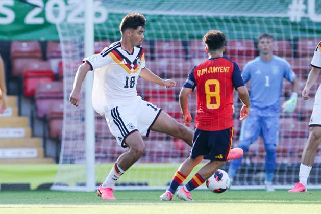 Mirza Catovic (Germany) und Quim Junyent (Spain) kaempfen um den Ball, UEFA European Under-19 Championship 2026 Final, Spain v Germany, Racecourse Ground am 11. July 2026 in Wrexham, Vereinigtes Königreich. (Foto von Marco Steinbrenner DeFodi Images) Mirza Catovic (Germany) und Quim Junyent (Spain) battle for the ball, UEFA European Under-19 Championship 2026 Final, Spain v Germany, Racecourse Ground, July 11, 2026 in Wrexham, United Kingdom. (Photo by Marco Steinbrenner DeFodi Images) - *** Mirza Catovic (Germany) and Quim Junyent (Spain) battle for the ball, 2026 UEFA European Under-19 Championship Final, Spain vs. Germany, Racecourse Ground on July 11, 2026, in Wrexham, United Kingdom. Photo by Marco Steinbrenner, DeFodi Images. Mirza Catovic (Germany) and Quim Junyent (Spain) battle for the ball, 2026 UEFA European Under-19 Championship Final, Spain vs. Germany, Racecourse Ground, July 11, 2026, in Wrexham, United Kingdom. Photo by Marco Steinbrenner, DeFodi Images